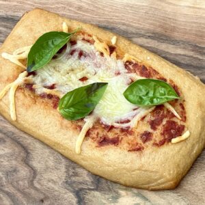 Pizzaschnitte Sofia mit Tomatensauce und Käse