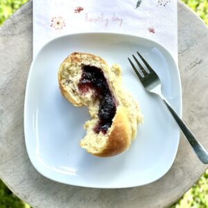 Hefeteigbuchtel mit Heidelbeer-Cassis-Fruchtaufstrich